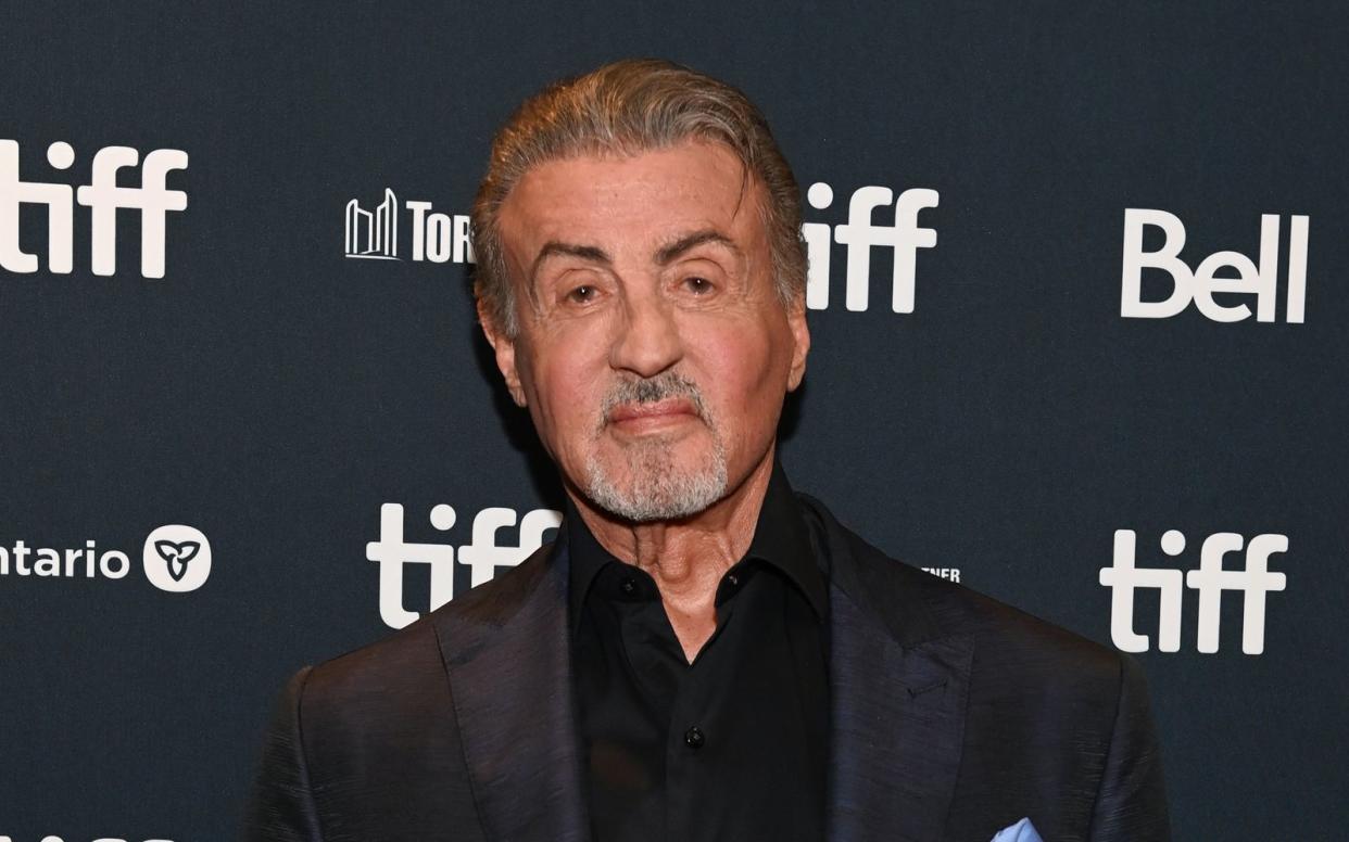 Im Podcast seiner Töchter verriet Sylvester Stallone, dass er sich als Vater schämte. Grund dafür war, dass er eine Zeit lang keine Jobs bekam. (Bild: 2023 Getty Images/Ryan Emberley)