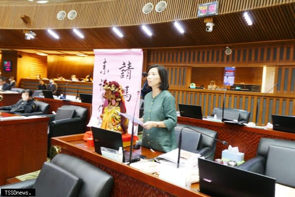 宜蘭縣議會首日縣政總質詢，縣議員林麗請媽姐來議會作客，開起「媽祖小學堂」。（記者董秀雲攝）