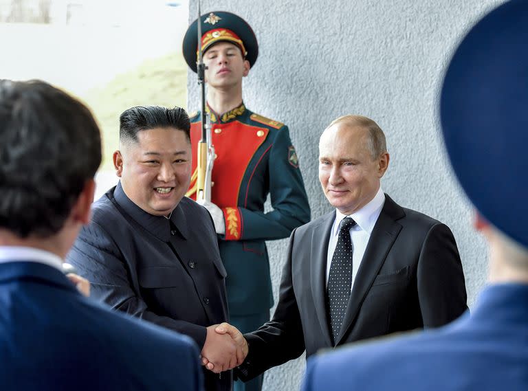 El presidente de Rusia, Vladimir Putin, a la derecha, estrecha la mano del líder de Corea del Norte, Kim Jong-un, durante un encuentro en Vladivostok, Rusia, el 25 de abril de 2019. (Yuri Kadobnov/imagen de pool via AP, archivo)