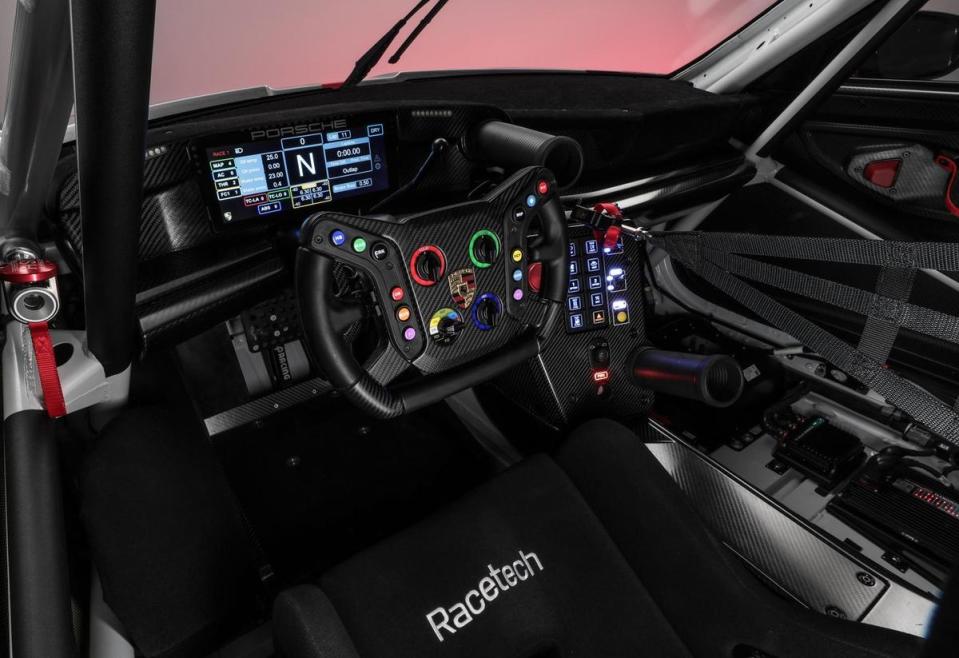 911 GT3 R以更符合人體工學的座椅位置與改良過的防滾架和新開發的FIA側面撞擊保護裝置相互結合。