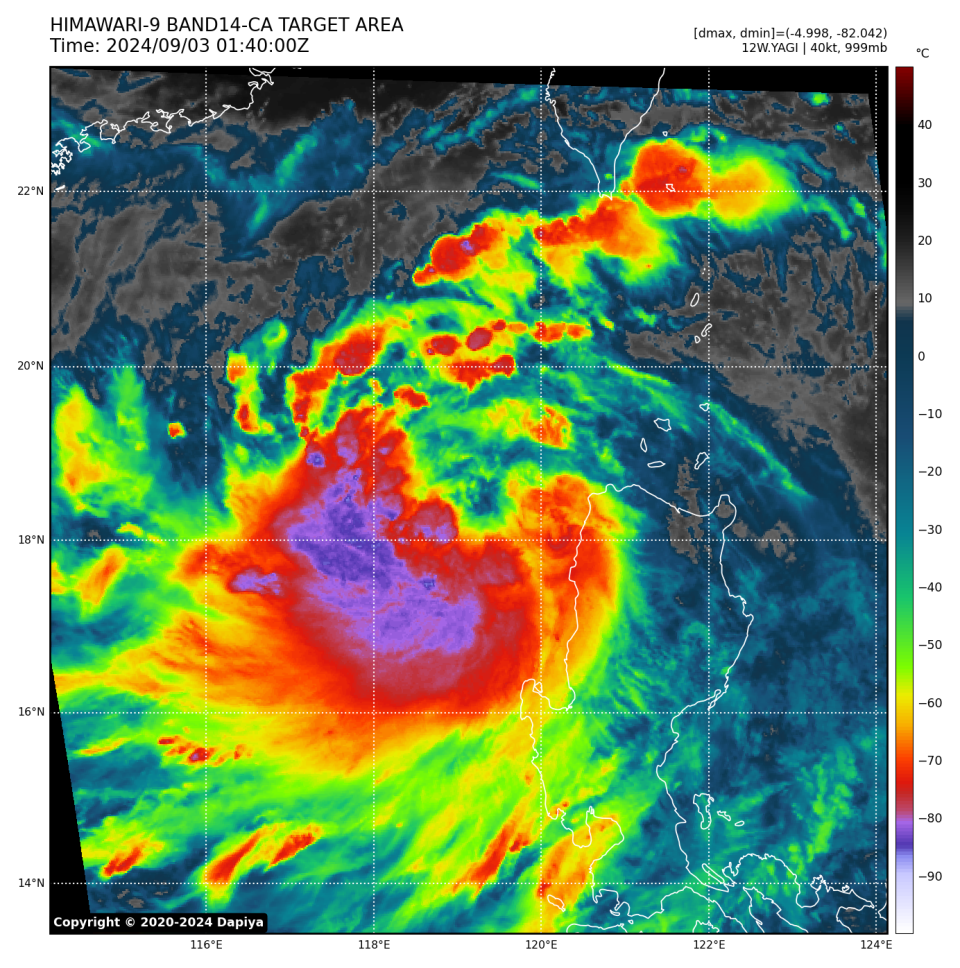 2024 年 9 月 3 日，香港時間上午 9 時 40 分，由向日葵九號（HIMAWARI-9）衛星攝錄的高色調雲圖。圖中深紫色位置為摩羯中心。 (dapiya.top)