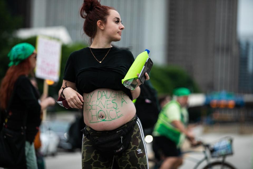 A pregnant activist calls for abortion rights in Chicago on June 25, 2022. <a href="https://www.gettyimages.com/detail/news-photo/pregnant-woman-takes-part-in-a-protest-in-downtown-chicago-news-photo/1241562432?adppopup=true" rel="nofollow noopener" target="_blank" data-ylk="slk:Vincent D. Johnson/Xinhua via Getty Images);elm:context_link;itc:0;sec:content-canvas" class="link ">Vincent D. Johnson/Xinhua via Getty Images)</a>