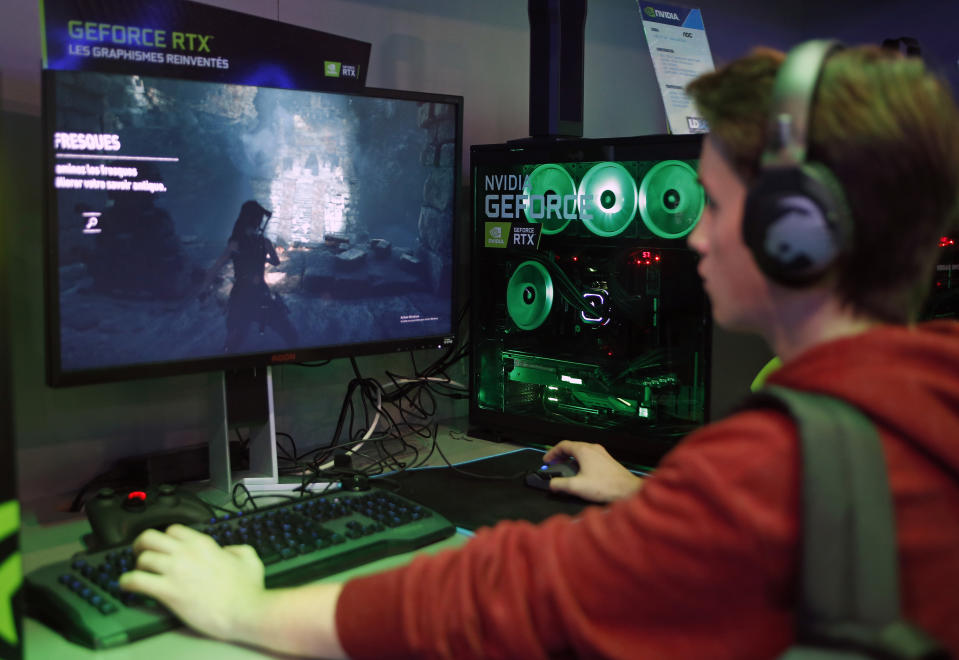 Un jugador juega un videojuego en una computadora equipada con una tarjeta gráfica Nvidia GeForce RTX durante la 'Semana de Juegos de París' el 26 de octubre de 2018 en París, Francia. (Foto de Chesnot/Getty Images)