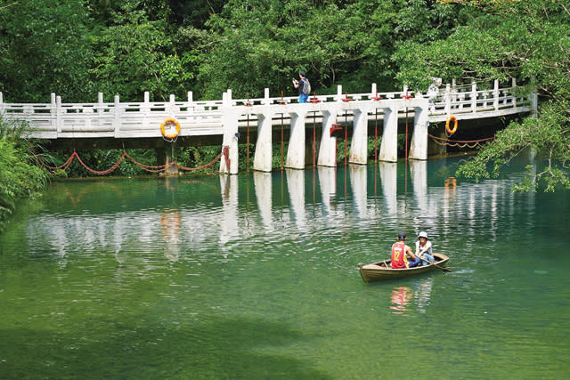 雲仙樂園的小湖提供划船設施。