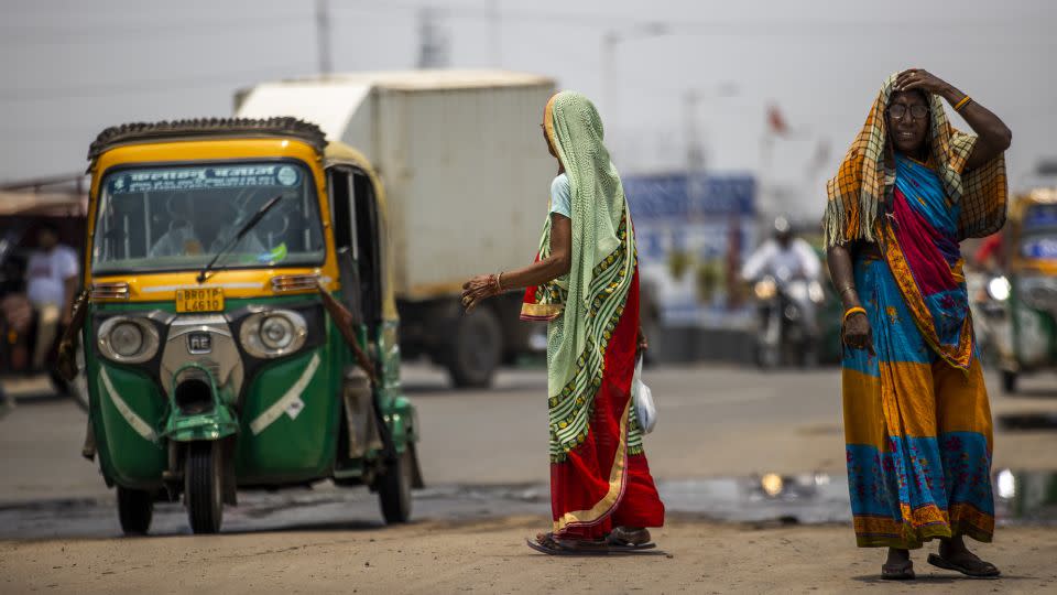 Pedestrians along a road during high temperatures in Patna, Bihar, India, on Thursday, June 22, 2023 - Prashanth Vishwanathan/Bloomberg/Getty Images