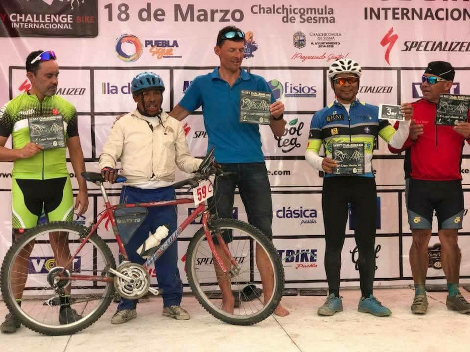 Maximiliano Contreras Alcántara, segundo lugar en la categoría Masters 40 de la Sky Challenge Bike, en Ciudad Serdán, Puebla, México. / Foto: Twitter: <a class="link " href="https://twitter.com/BicisMercurio" rel="nofollow noopener" target="_blank" data-ylk="slk:@BicisMercurio;elm:context_link;itc:0;sec:content-canvas"><span class="username u-dir u-textTruncate">@<b>BicisMercurio</b></span></a>