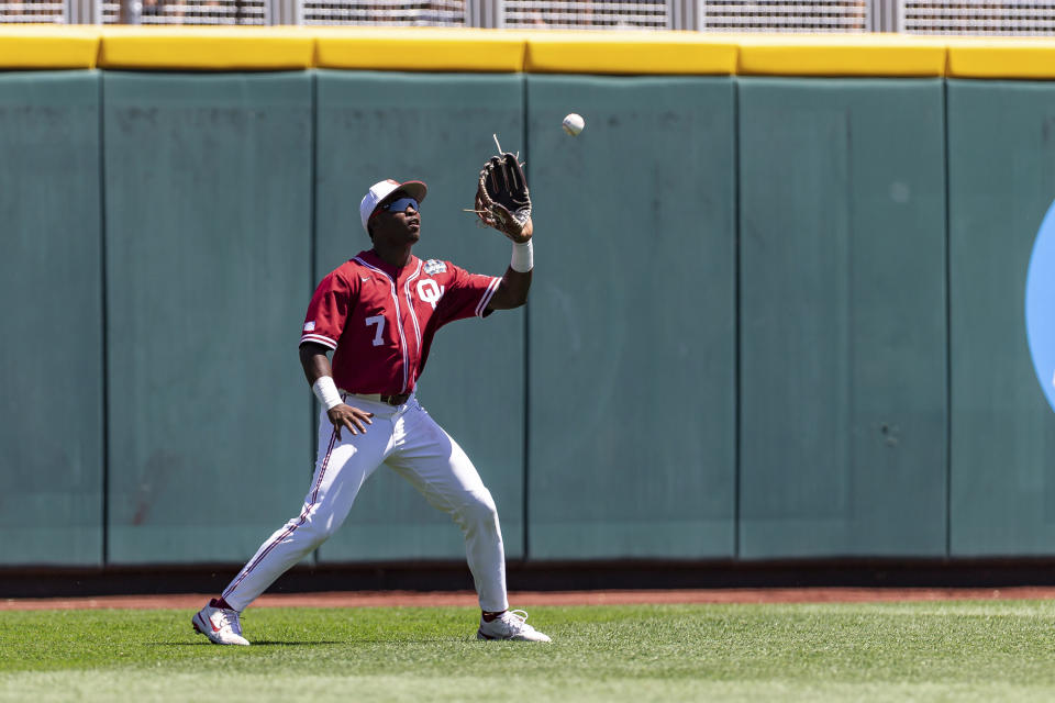 Oklahoma left fielder Kendall Pettis (7) makes a catch for an out against Texas A&M in the sixth inning during an NCAA College World Series baseball game Wednesday, June 22, 2022, in Omaha, Neb. (AP Photo/John Peterson)