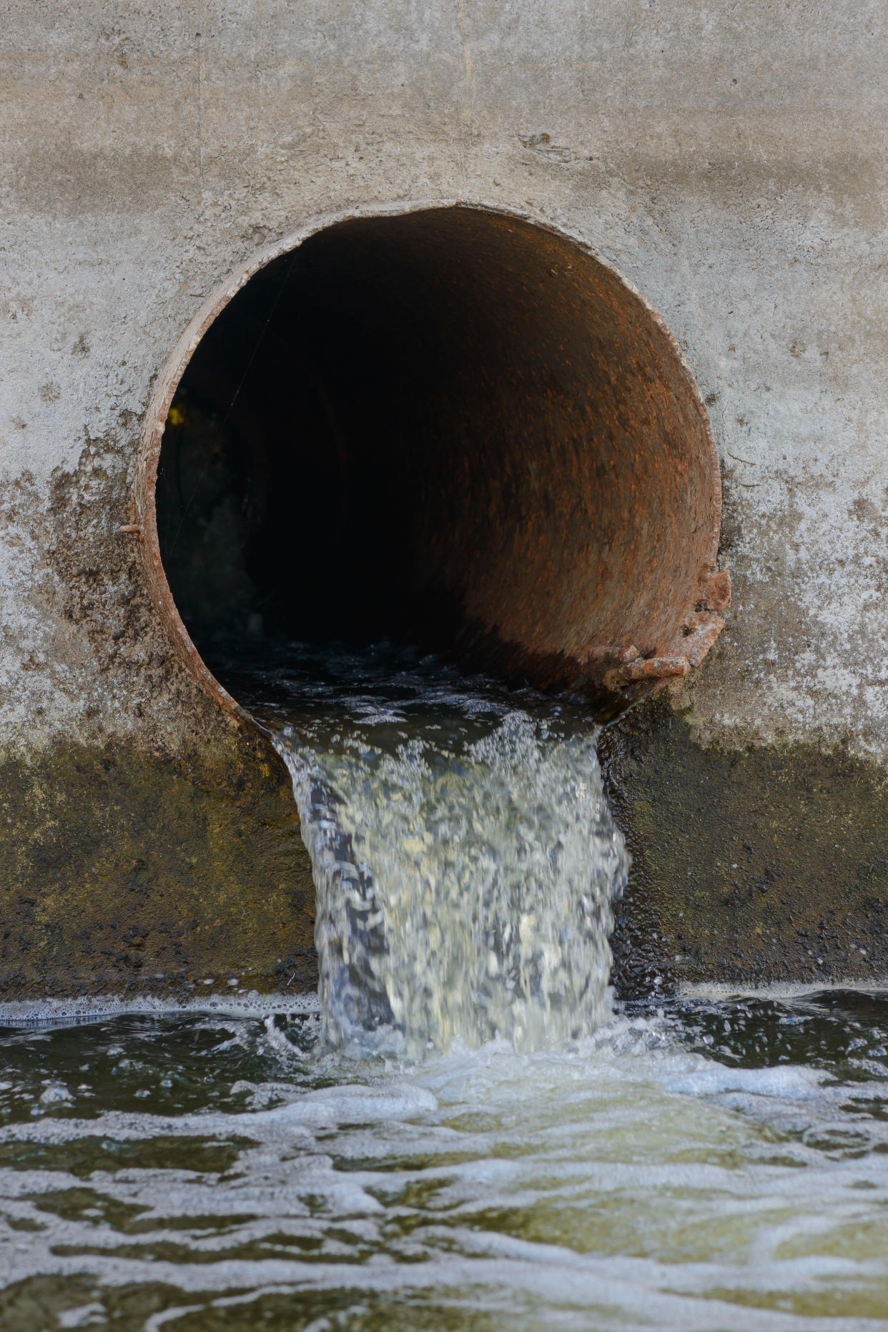 Sewage drainage or drainage pipe with leaking water