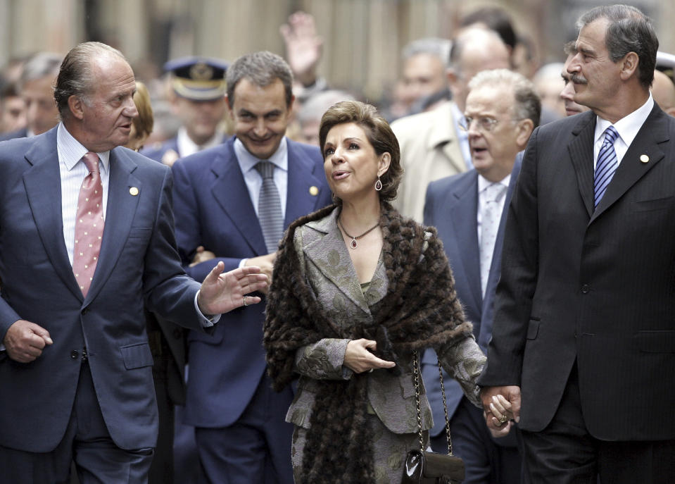 FILE - Mexico's first lady Marta Sahagún, center, is flanked by her husband Mexico's President Vicente Fox and Spain's King Juan Carlos, during an Iberoamerican Summit, in Salamanca, Spain, Oct. 14, 2005. (AP Photo/Victor R. Caivano, File)