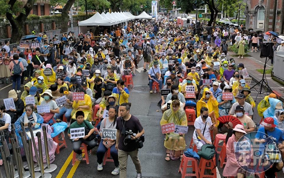 上午儘管下雨，仍有大批民眾聚集抗議修法。