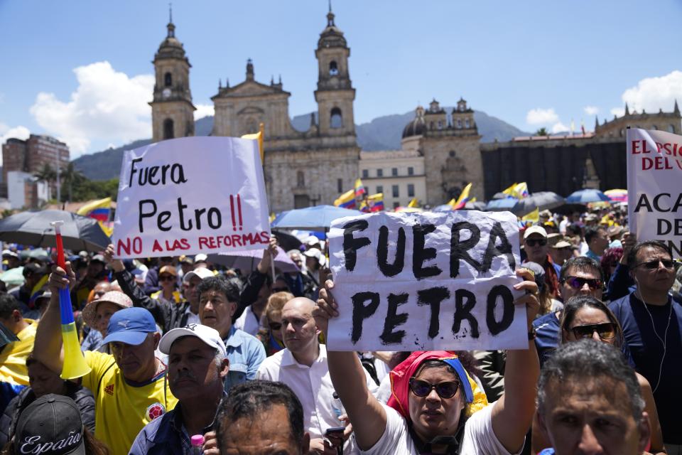 Manifestaciones multitudinarias contra Petro en Colombia. (AP Photo/Fernando Vergara)