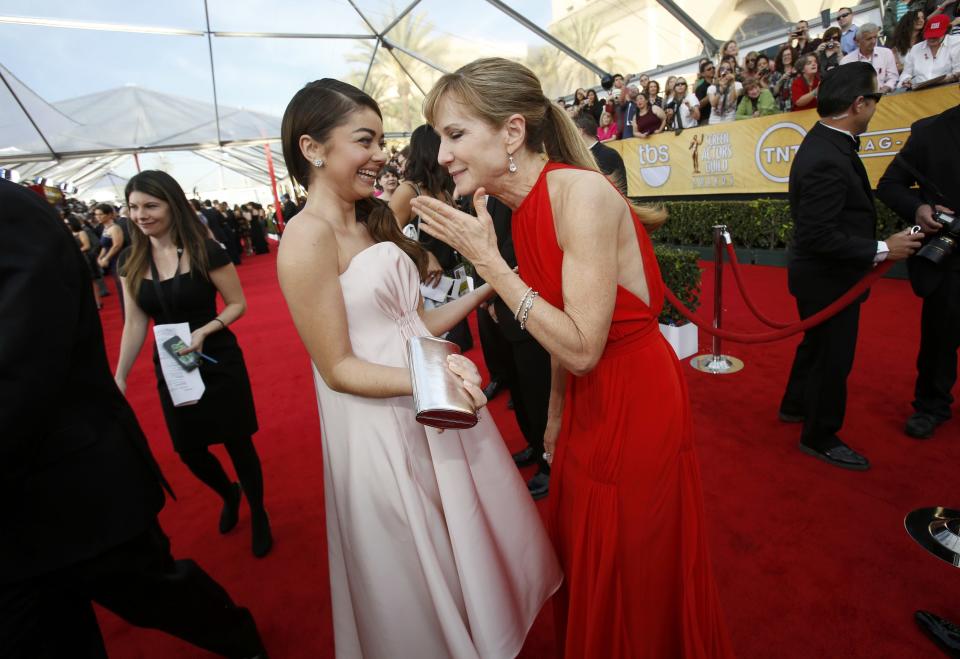 Actresses Sarah Hyland (L), from the sitcom "Modern Family," and Holly Hunter arrive at the 20th annual Screen Actors Guild Awards in Los Angeles, California January 18, 2014. REUTERS/Mario Anzuoni (UNITED STATES - Tags: ENTERTAINMENT) (SAGAWARDS-ARRIVALS)
