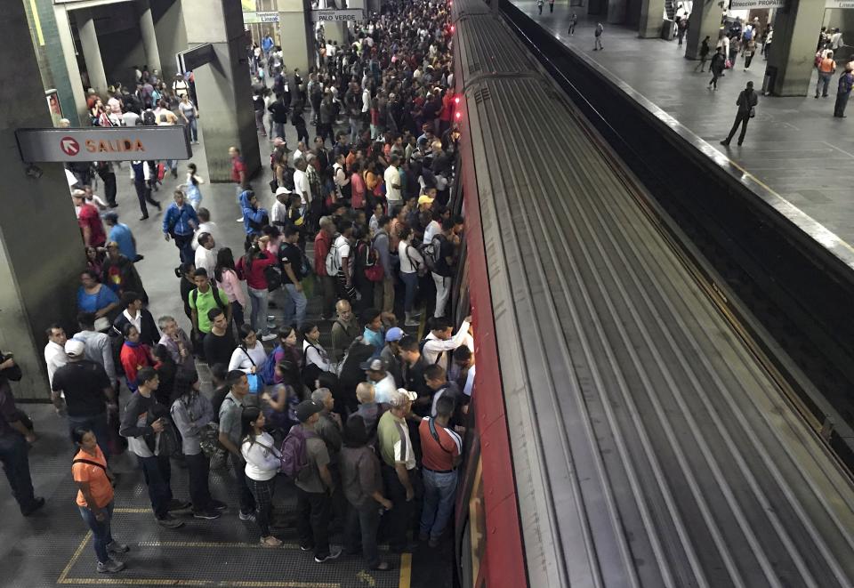 Decenas de personas intentan acceder al metro en Caracas (YURI CORTEZ/AFP/Getty Images)