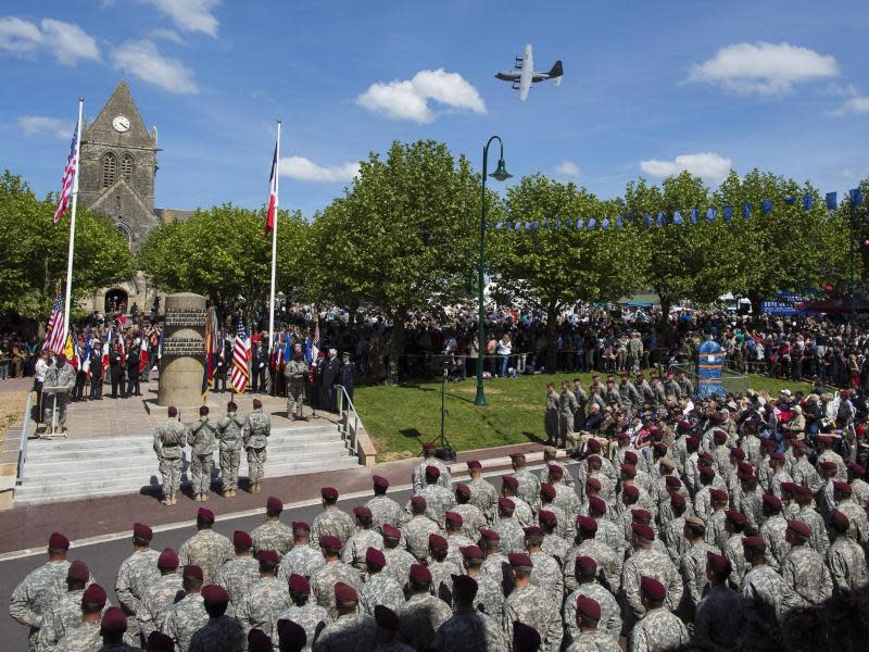 Mit Gedenken, Feiern und viel Trubel wird in der Normandie an den D-Day erinnert - so wie hier in Sainte-Mere-Eglise. Foto: Ian Langsdon