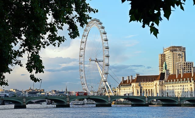 <p><span>Las 125 especies que crecen en sus más que cristalinas aguas hacen que el Támesis, sin lugar a dudas, se lleve la palma. ¡De vez en cuando, a su paso por las orillas de Londres, incluso pueden llegar a verse focas, delfines y nutrias! Pero hace solo medio siglo, el emblemático río fue declarado biológicamente muerto por el gran volumen de aguas residuales vertidas en él. La necesidad de hacer frente a ese apremiante problema justificó la construcción de plantas de tratamiento para limpiar el agua sucia que iba de las casas al río. La obra fue concluida en poco tiempo y en la década de los 60 se prohibió a las fábricas verter aguas residuales en el río. Esas medidas ofrecieron resultados notables transcurridos apenas unos años. En la actualidad, más de la mitad de los lodos de aguas residuales de Londres son vendidos para su uso como fertilizantes agrícolas en lugar de ser vertidos en el río. </span> </p>