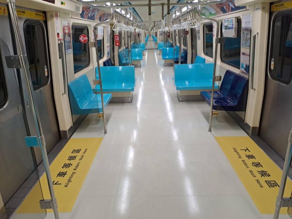 台北捷參考國外地鐵進行列車空間優化，中和新蘆線二部列車試辦第二至五節車廂無中央立柱。（北捷提供）