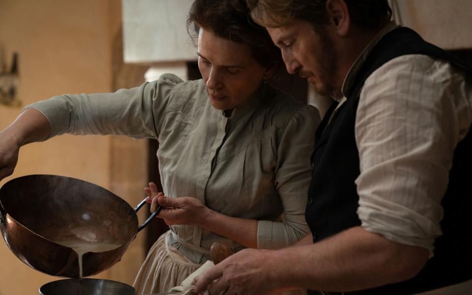 Liebe geht durch den Magen: Godin Bouffant (Benoît Magimel) und Köchin Eugénie (Juliette Binoche), die Hauptfiguren in "Geliebte Köchin", arbeiten seit vielen Jahren erfolgreich zusammen. (Bild: 2023 Curiosa Films/Gaumont/France 2 Cinéma/Stephanie Branchu)