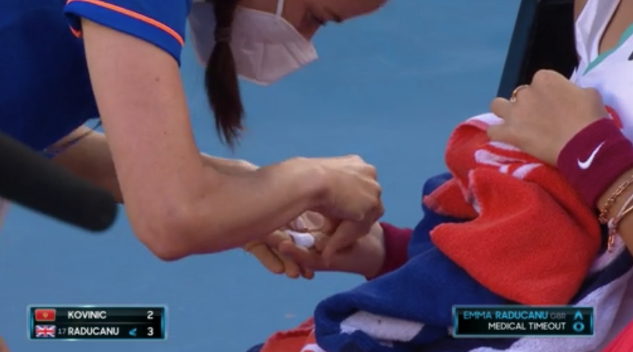 Emma Raducanu receives medical treatment (Australian Open)