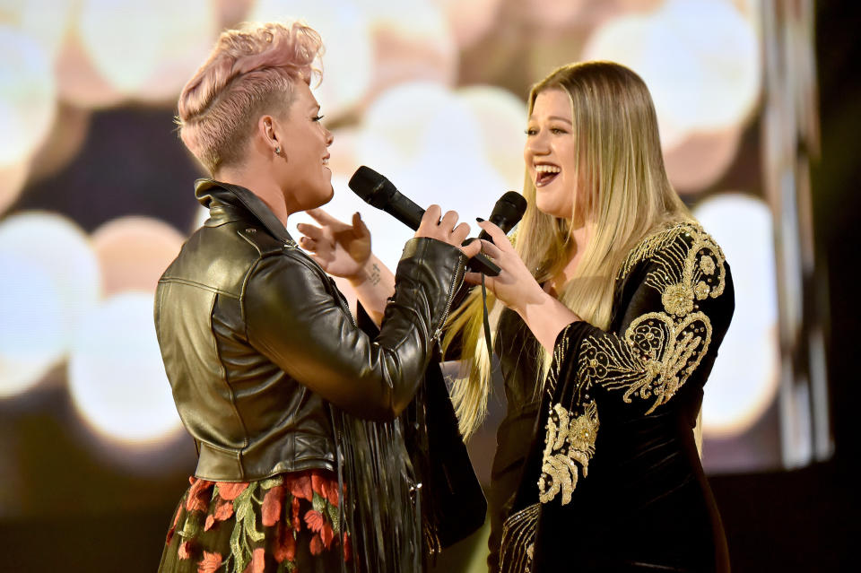 LOS ANGELES, CA - NOVEMBER 19:  Pink (L) and Kelly Clarkson onstage during the 2017 American Music Awards at Microsoft Theater on November 19, 2017 in Los Angeles, California.  (Photo by Jeff Kravitz/AMA2017/FilmMagic for dcp)