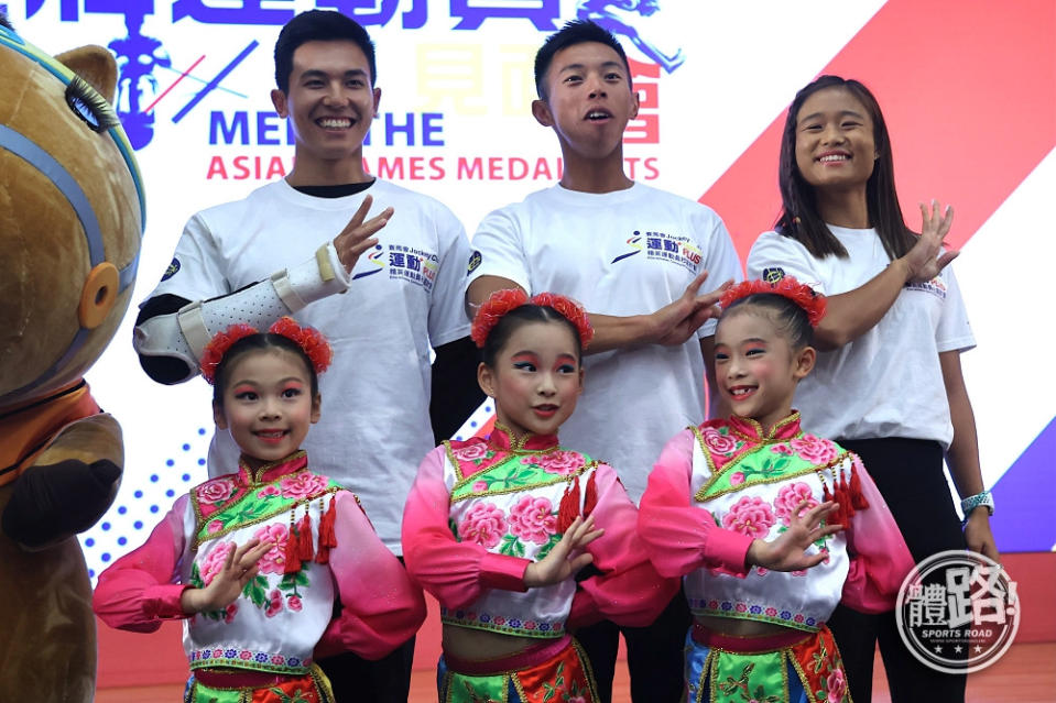 Lin Xindong (from left), Zhao Xianzhen and Yu Yaxin, who had an injured wrist, hilariously imitated students' hand-making gestures.