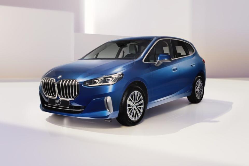 全新BMW 218i Active Tourer Luxury限量版標配Luxury Line風格套件，包含17吋V輻式雙色切削輪圈、霧銀裝飾進氣口及左右貫穿前保桿的水平鍍鉻飾條，堆砌出細膩層次的線條感，一展風格魅力。(圖片提供：汎德)