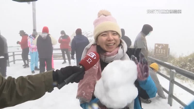 民眾開心打雪仗，沉浸在銀白世界。