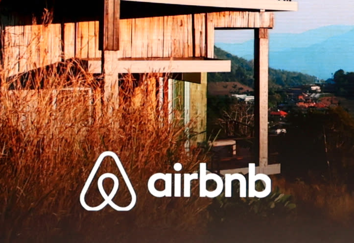 Airbnb קלאָץ אין מאָביל וועלט קאָנגרעסס (MWC), אין באַרסעלאָנאַ, ספּאַין, אויף 01 מערץ 2022. (פאָטאָ דורך Joan Cros / NurPhoto דורך Getty Images)