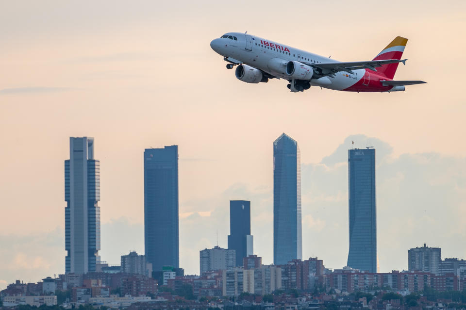 Un vuelo comercial sobrevuela los rascacielos del skyline de Madrid, conocido como 