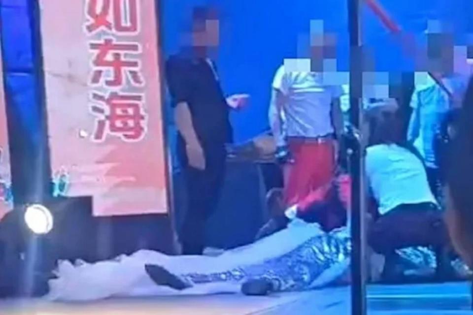 中國一名女歌手登台獻唱，疑似「踩到裙襬」摔倒，經搶救後仍宣告不治。（翻攝微博）