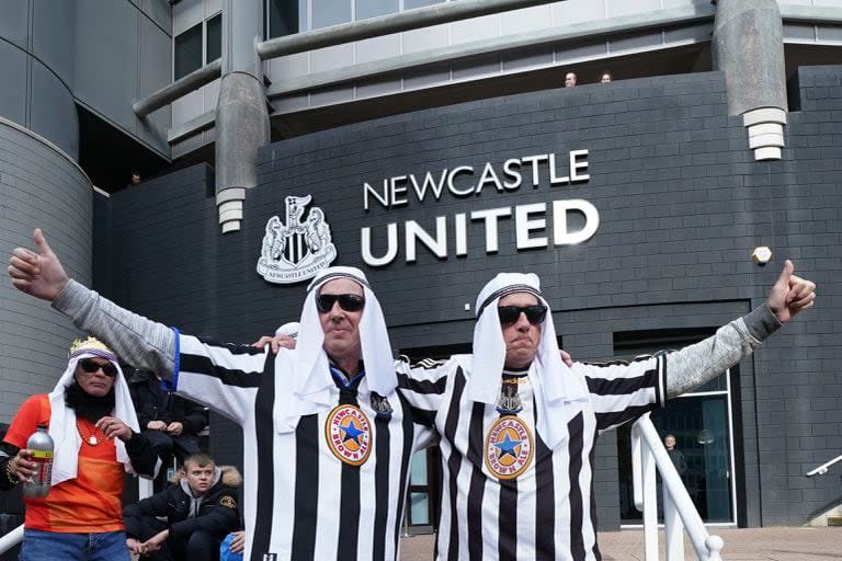 Dos hinchas de Newcastle posan con turbantes antes de un partido con Tottenham, el 17 de octubre del 2021: el club acababa de ser adquirido por dinero árabe