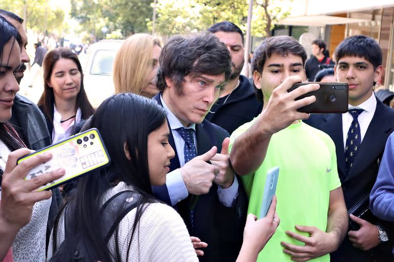 Javier Milei rodeado de jóvenes, este viernes en San Miguel de Tucumán