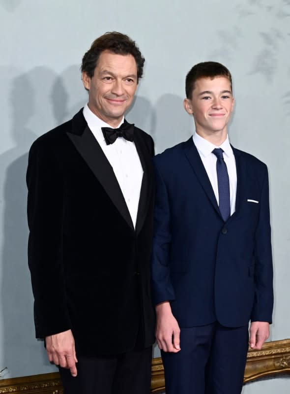 Dominic West en el estreno de The Crown con su hijo Senan