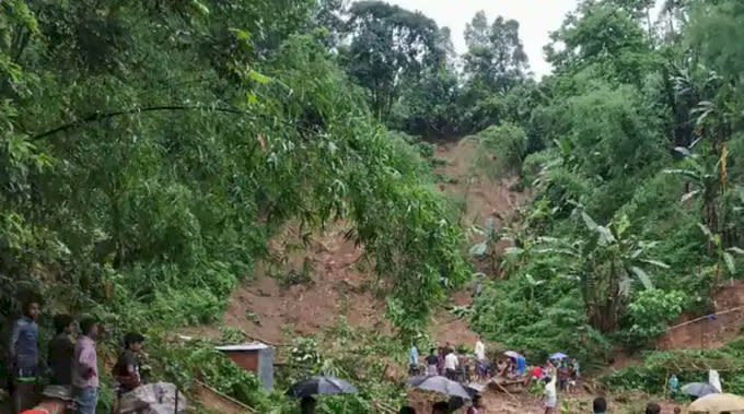 尼泊爾日因為豪雨引發的土石流，造成10人死亡。(圖取自推特)