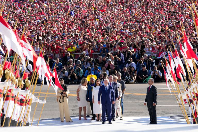 Luiz Inacio Lula da Silva llega al Planalto, rodeado de miles de personas