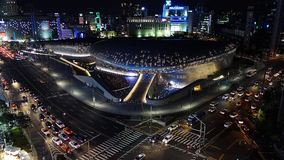 東大門設計廣場 (Photo by Ken Eckert, License: CC BY-SA 4.0, Wikimedia Commons提供, 圖片來源keneckert.com/pictures/seoul/seoul.html)