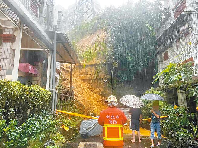 發生於2022年的尼莎颱風，因東北季風共伴效應，汐止區伯爵山莊發生土石流，滾滾黃泥土石從邊坡崩落，所幸「土石流守護神」發揮功效，居民得以及時疏散，因此當時未造成人員受困及傷亡。（本報資料照片）