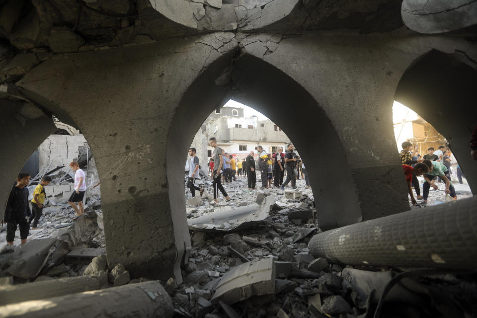 Palestinos inspeccionan los daños en una mezquita destruida tras un ataque israelí en un campo de refugiados en Jan Yunis, en el sur de la Franja de Gaza, el 8 de noviembre de 2023. (AP Foto/Mohammed Dahman)