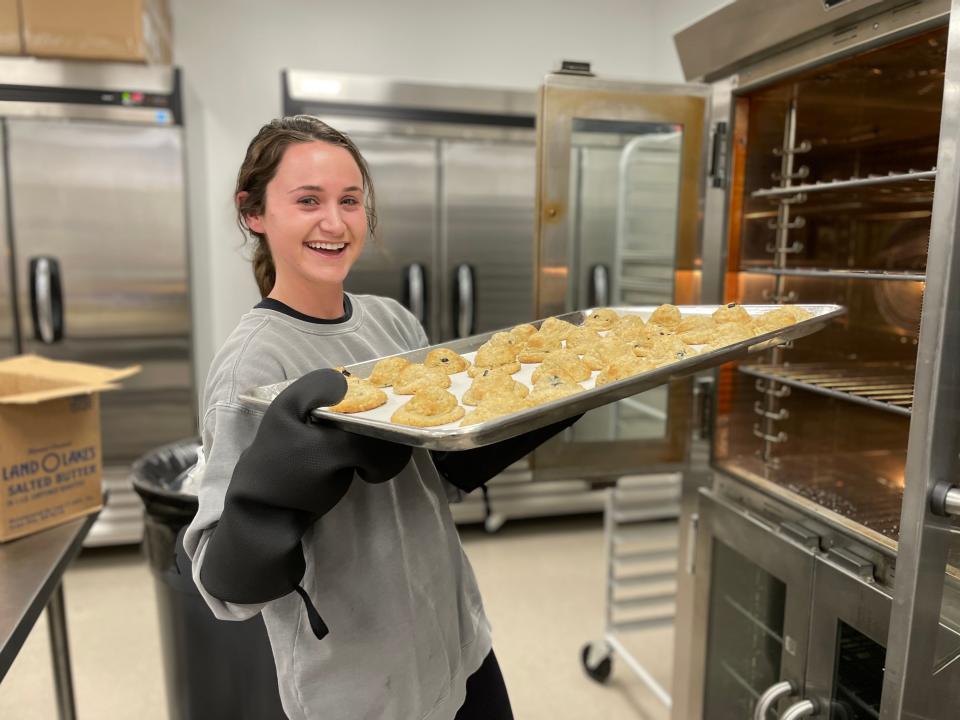 F_MoonshineMountainCookie_04

Taylor Winters removes a tray of freshly baked John Lemon Blue Berry cookies from the oven at Moonshine Mountain Cookie Company in Farragut, Wednesday, Jan. 5, 2022.