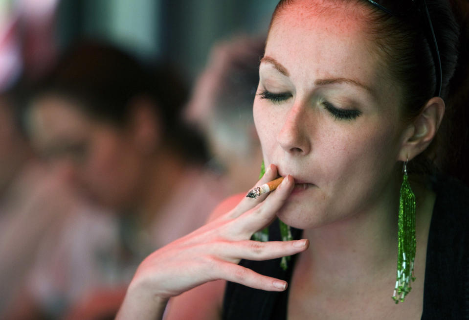 ¡Déjalo ya! El riesgo de atrofia vaginal también aumenta entre las mujeres que fuman. (Foto: Getty)