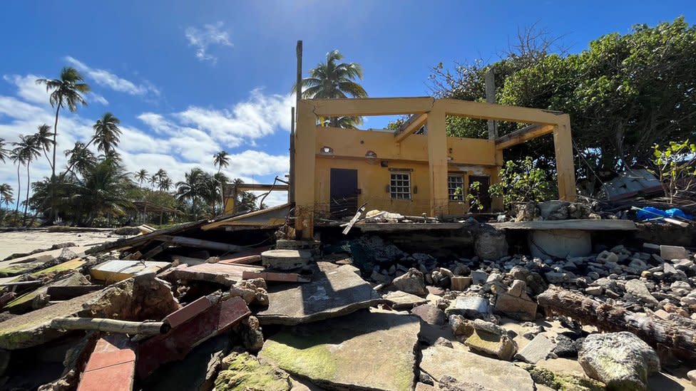 Casa abandonada detrás de la vivienda de Janet, en Villa Cristiana, Loíza, Puerto Rico.