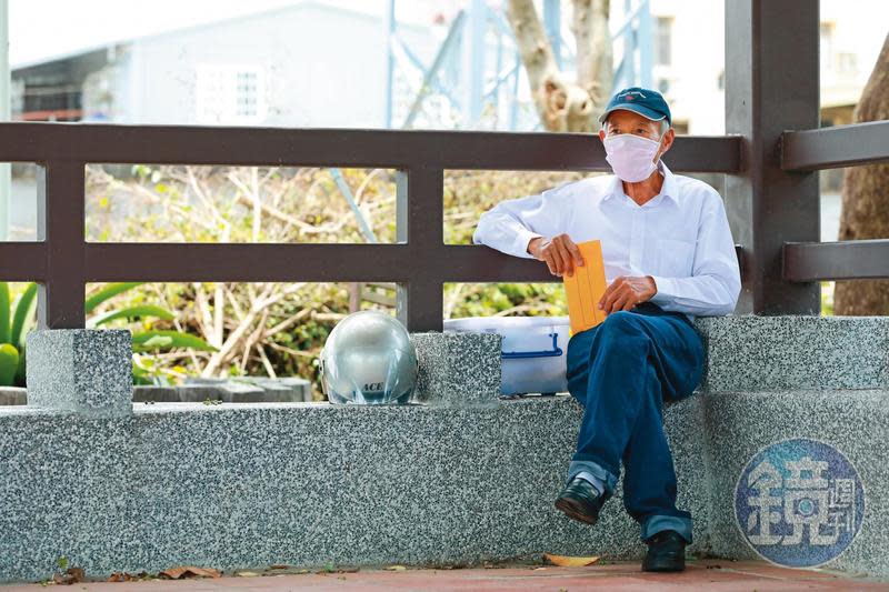 謝天福拿出信封，上面詳細記載著每位乾女兒認養和離開的日期。 