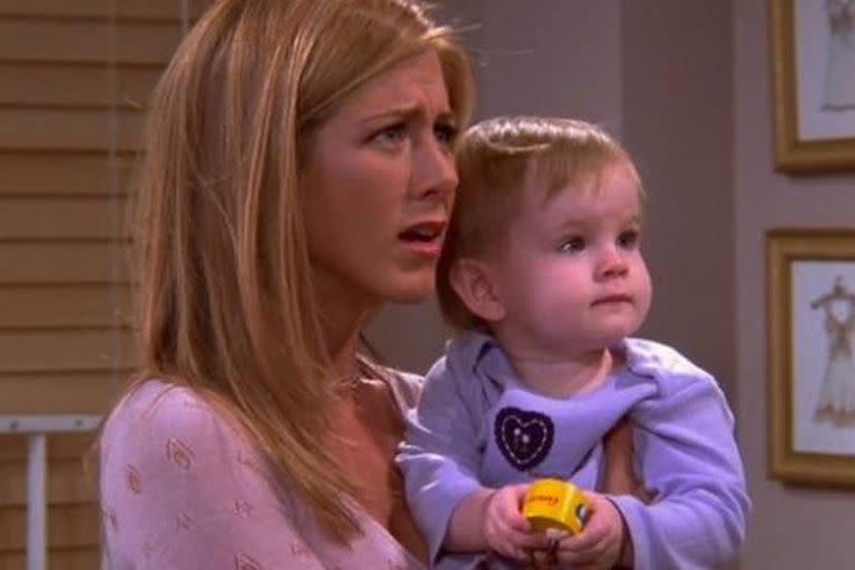Jennifer Aniston en el papel de Rachel Green junto a Emma, la hija que tuvo con Ross en la serie