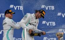 Lewis Hamilton et Valtteri Bottas célèbrent le doublé de Mercedes. Au classement général, les deux coéquipiers sont également en tête. Lewis Hamilton compte 322 points et Bottas en a 249. Charles Leclerc est troisième du général avec 215 points. (crédit AFP)