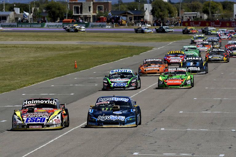 El relanzamiento de la carrera Final con Mariano Werner (Ford) y Agustín Canapino (Chevrolet), al frente del pelotón; un duelo de marcas y que entre los pilotos tiene una historia de 11 años