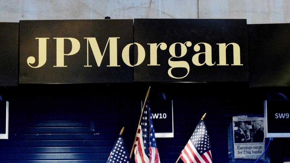 Dank brummender Geschäfte mit Anleihen steigerte die größte US-Bank JPMorgan den Überschuss im Jahresvergleich um rund acht Prozent auf 9,1 Milliarden Dollar (8,3 Mrd Euro), wie das Geldhaus in New York mitteilte.