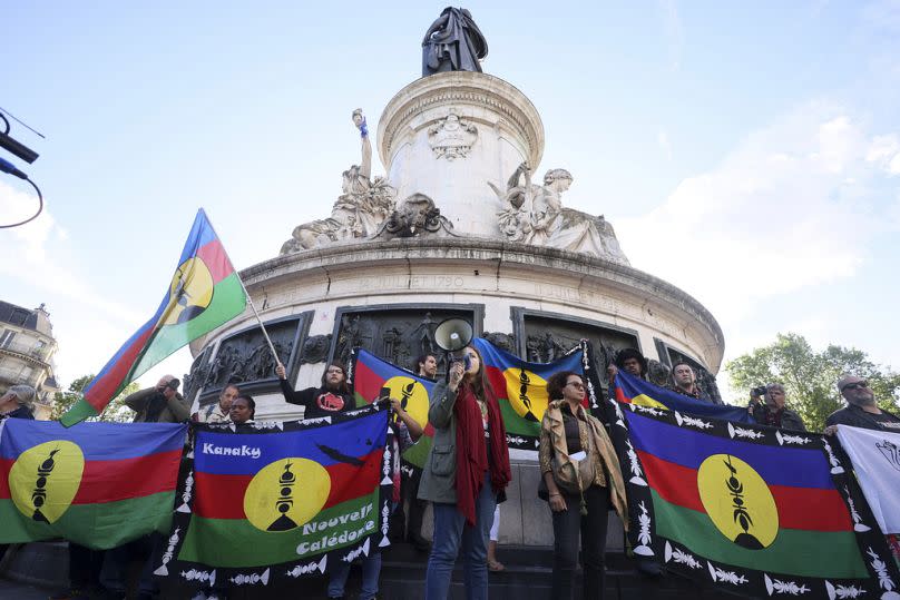 Demonstranten halten die Flaggen der Kanaken und der Sozialistischen Nationalen Befreiungsfront (FLNKS) während einer Kundgebung in Paris am Donnerstag, 16. Mai 2024.