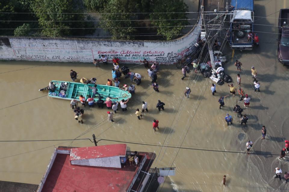 OSTUACÁN, CHIAPAS, 08NOVIEMBRE2020.- Imágenes del desfogue de la Presa Ángel Albino Corzo "Peñitas", lo que ha provocado la crecida de varios ríos en sureste mexicano provocando inundaciones en comunidades de Tabasco. Por la tarde el Jefe del Ejecutivo, Andrés Manuel López Obrador, señaló que los niveles del agua en esta presa ya se estaban estabilizando, por lo que ya no sería necesario más liberación de agua. FOTO: PRESIDENCIA/CUARTOSCURO.COM