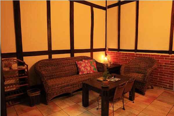 小小的客廳藤椅，打造溫馨舒適的環境。（圖片來源／天空的院子）