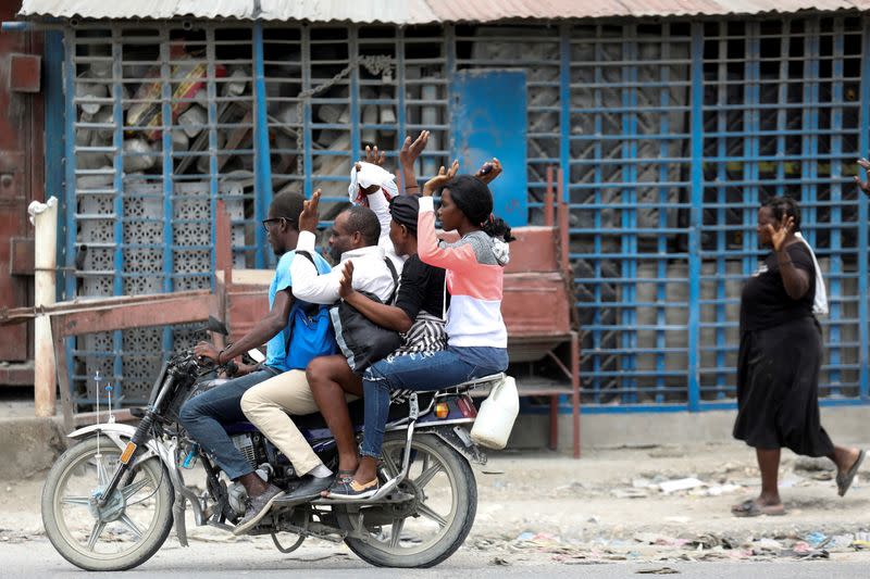 Residents flee their homes after gun-battles between rival gangs in Port au Prince