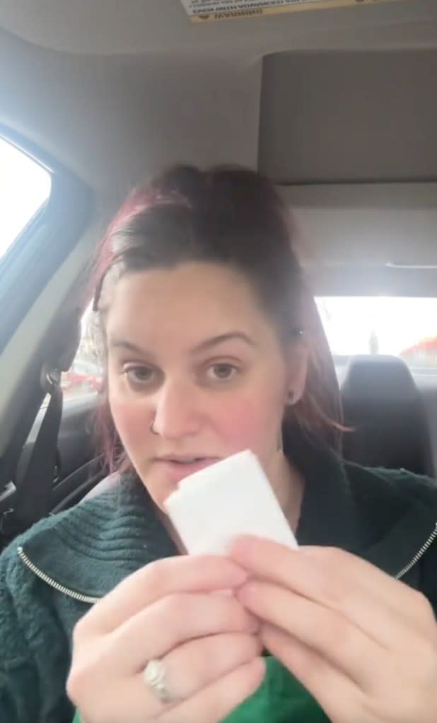 A couple minutes after the interaction, the woman walked in and gave Courtney’s manager a note to give to her. Tiktok / @dopaqueen715